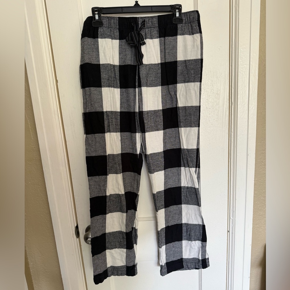 Old Navy Women’s Black and White Checkered/Plaid Pants. Great condition. Size L